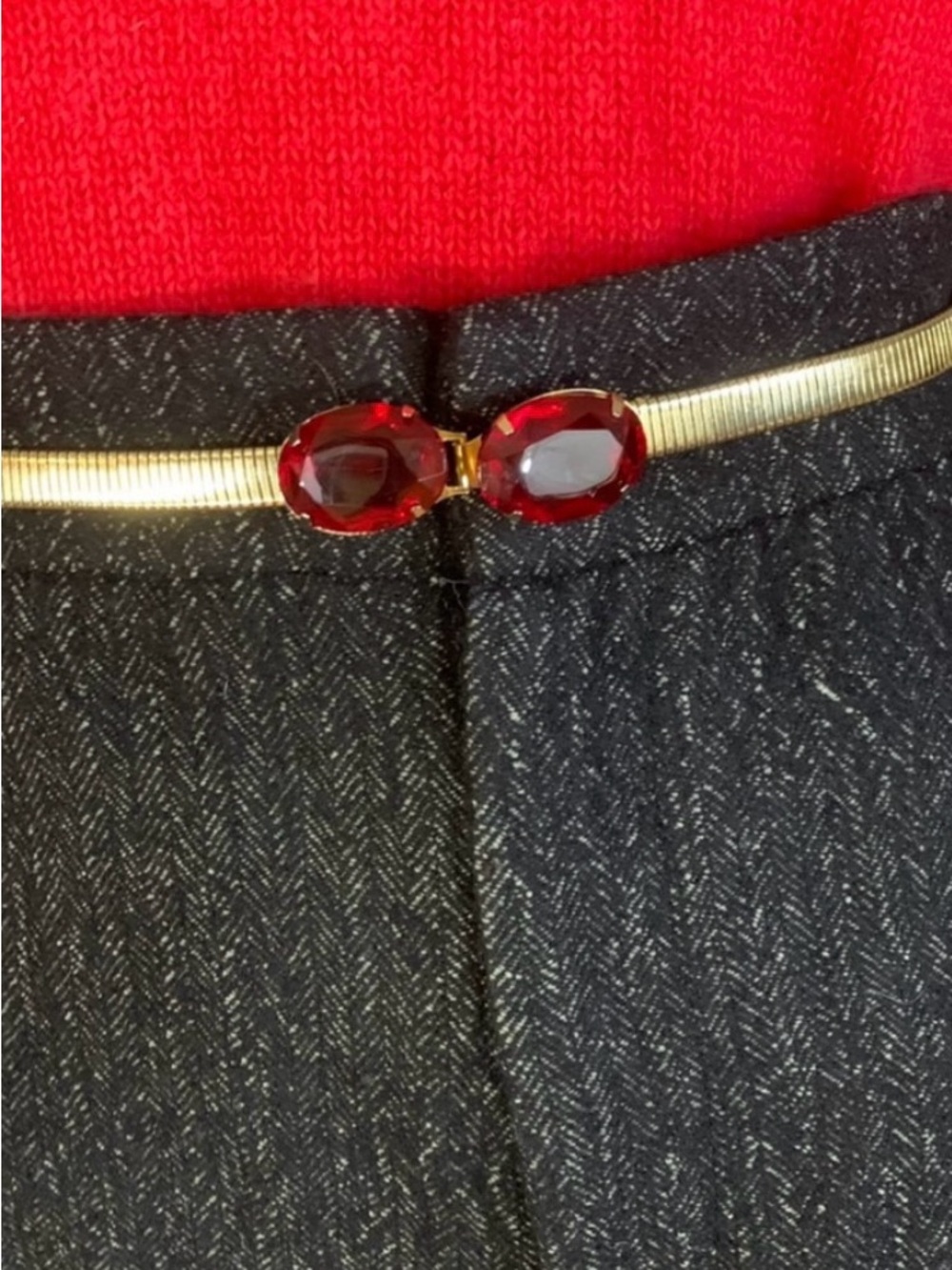 VINTAGE 1980'S GOLD TONE METAL STRETCH BELT WITH RED PLASTIC JEWEL BUCKLE (S/M)